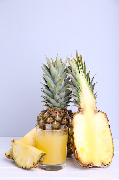 Frischer Ananassaft im Glas mit Ananas