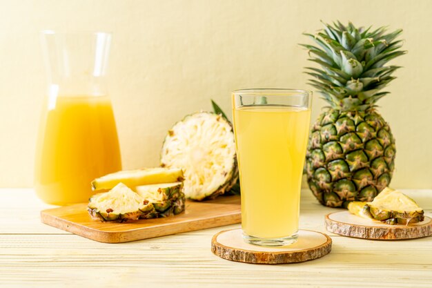 Frischer Ananassaft und frische Ananas