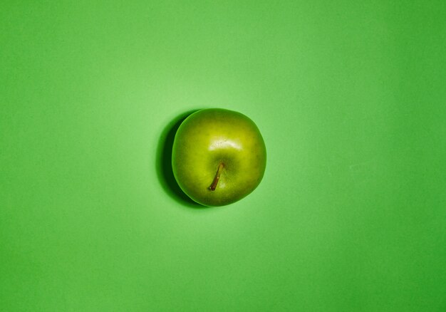 Frischer Apfel auf grünem Hintergrund