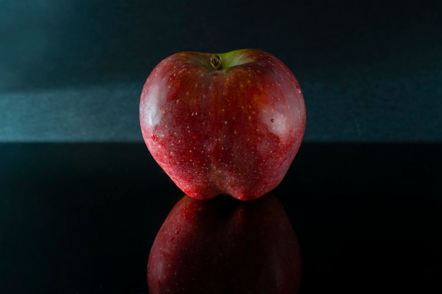 Foto frischer apfel auf schwarzem tisch