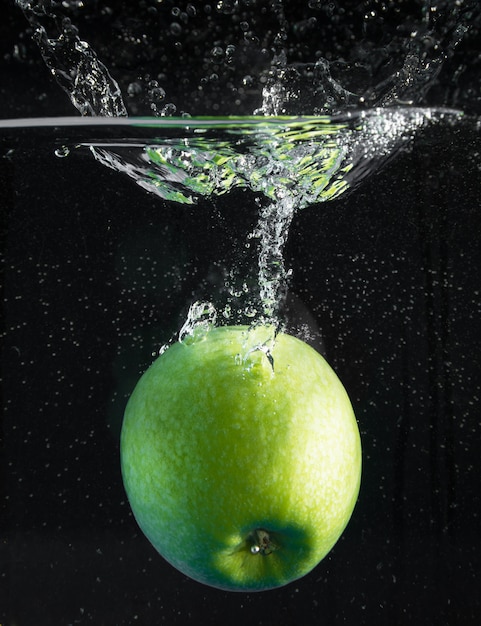 Frischer Apfel, der in Wasser fällt