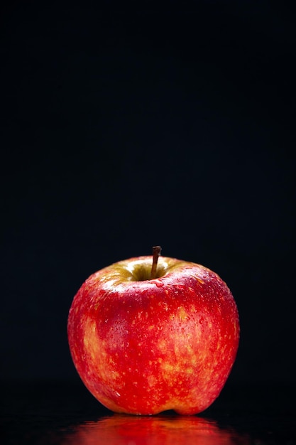 Frischer Apfel der Vorderansicht auf schwarzem Hintergrundfarbe reifer ausgereifter Baum exotische leckere Fotobirne