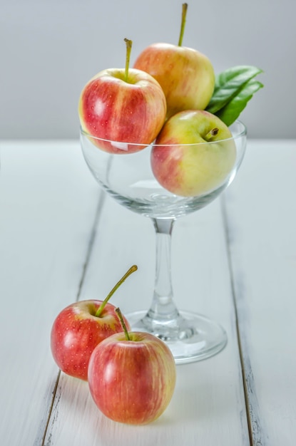 Frischer Apfel mit Glas