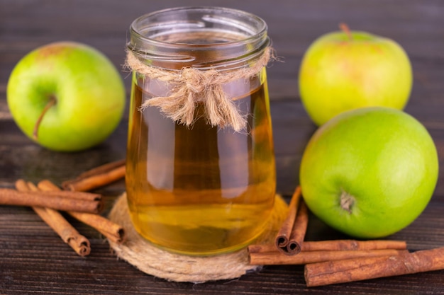 Frischer Apfelsaft in einem Glas und grünen Äpfeln