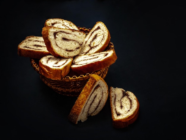 Frischer appetitanregender Strudel mit Zimt auf schwarzem Hintergrund