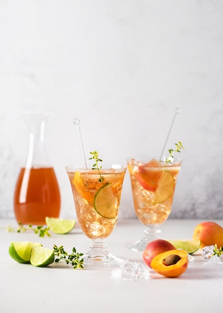 frischer Aprikosencocktail mit Eislimette und Zitronenthymian im Glas erfrischend