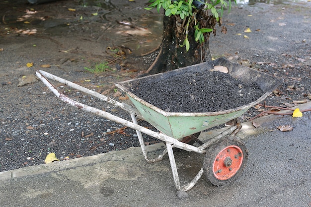 Foto frischer asphalt im metallwagen einsatzbereit.