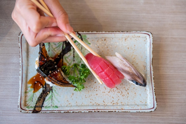 Frischer Aufschlag der Sushi-japanischen Art auf weißer Platte