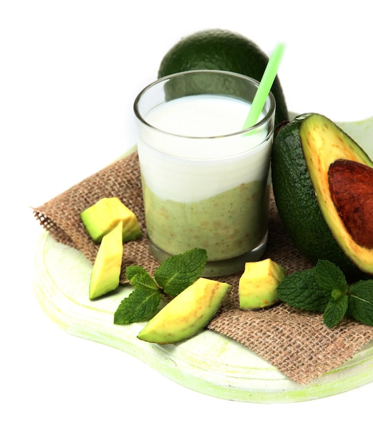 Frischer Avocado-Smoothie, isoliert auf weiss