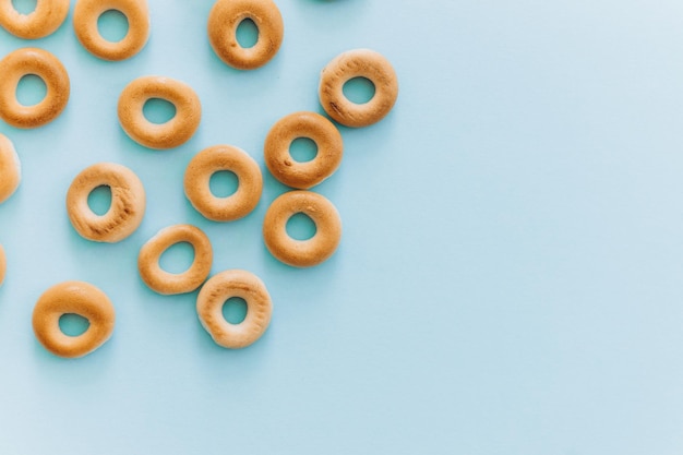 Frischer Bagel auf blauem Hintergrund