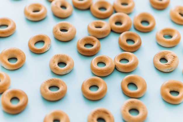 Frischer Bagel auf blauem Hintergrund