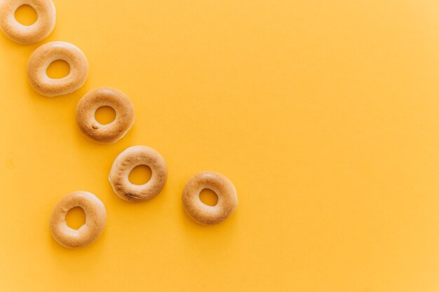 Frischer Bagel auf gelbem Hintergrund