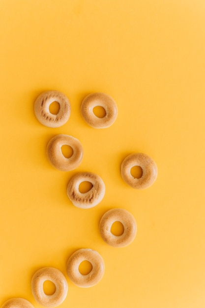 Frischer Bagel auf gelbem Hintergrund