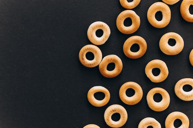 Frischer Bagel auf schwarzem Hintergrund