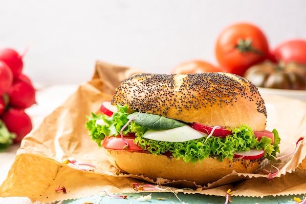 Frischer bagel mit frühlingsgemüse gesunde frühstücksidee