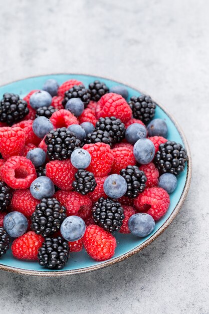 Frischer Beerensalat auf blauen Gerichten