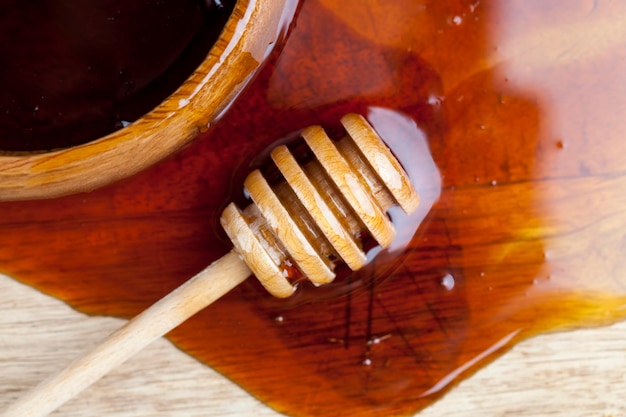 Frischer Bienenhonig auf ein Brett gegossen