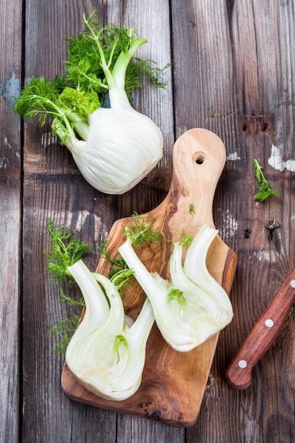 Frischer Bio-Fenchel auf Holzschneidebrett