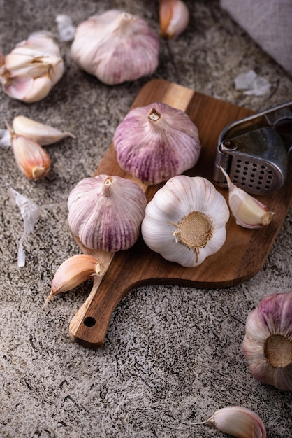 Frischer Bio-Knoblauch auf dem Tisch