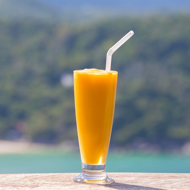 Frischer Bio-Mango-Shake im thailändischen Restaurant am Strand in der Nähe des Meeres auf der Insel Koh Phangan Thailand aus nächster Nähe