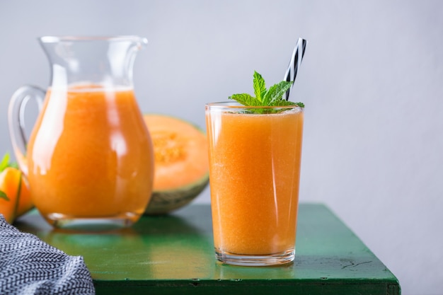 Frischer Bio-Melonen-Cantaloupe-Smoothie auf einem Küchentisch