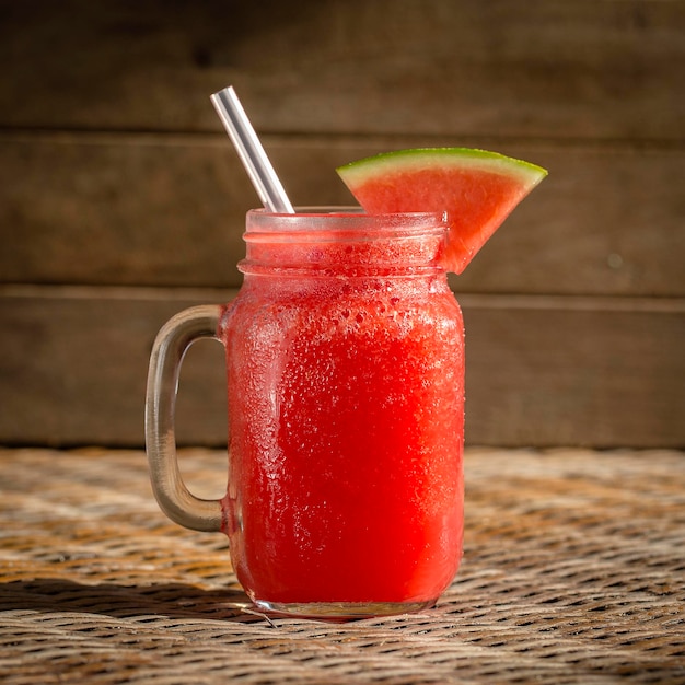 Frischer Bio-Wassermelonen-Smoothie im Glasbecher auf dem Tisch aus nächster Nähe