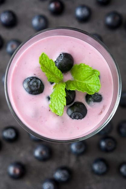 Frischer Blaubeer-Smoothie auf schwarzem Stein