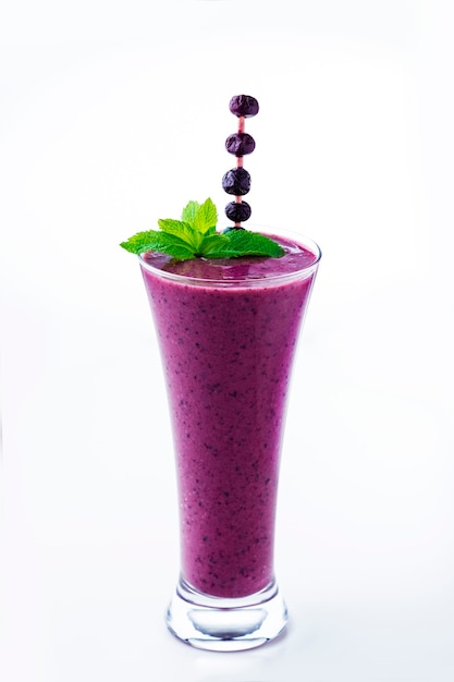 Frischer Blaubeer-Smoothie im Glas isoliert auf weißer Oberfläche.