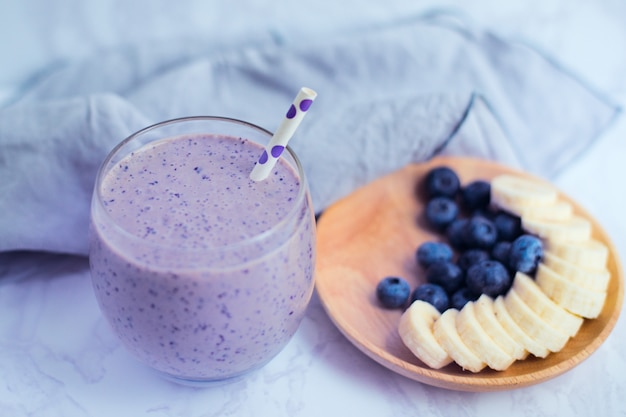 Frischer Blaubeerensmoothie mit Banane