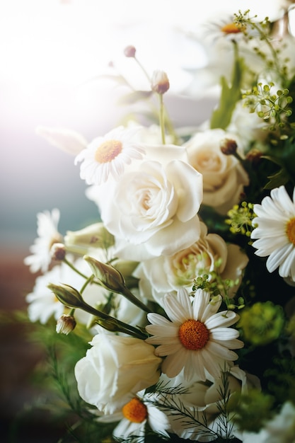 Frischer Blumenstrauß der weißen Rose und des Kamillen-Abschlusses oben