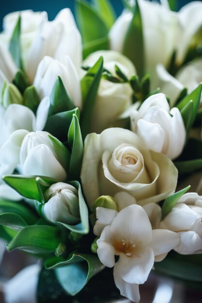 Frischer Blumenstrauß von weißer Rose und Tulip Close Up