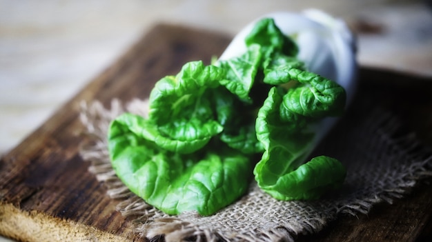 Frischer Bok Choy Kohl auf einer Holzoberfläche.