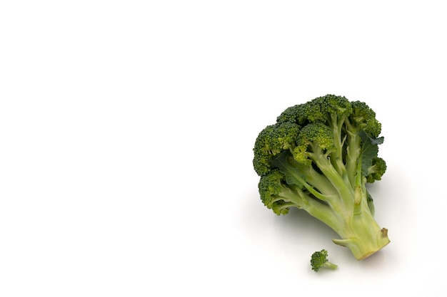 Frischer Brokkoli-Stack isoliert auf weißem Hintergrund Grünes und frisches Gemüse
