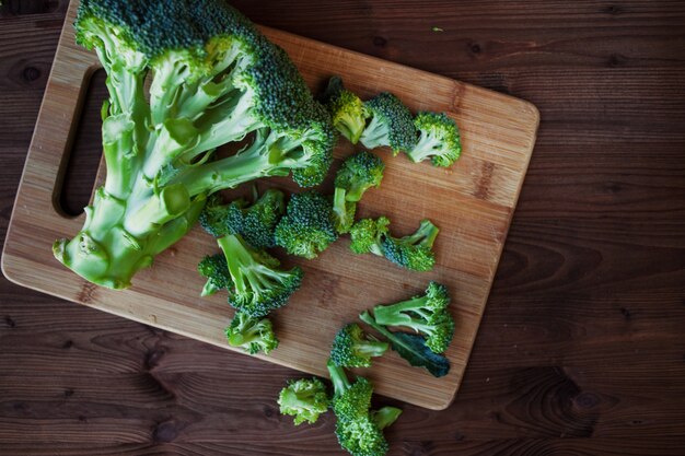 Frischer Brokkoli. Viele grüne Brokkoli auf einem Holztisch. Draufsicht