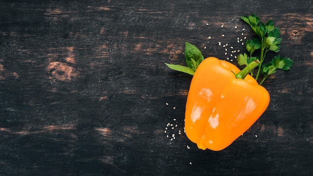 Frischer bulgarischer Pfeffer Paprika Auf einem hölzernen Hintergrund Ansicht von oben Kopieren Sie Platz