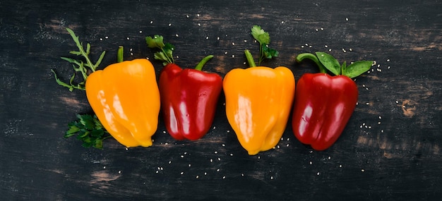 Frischer bulgarischer Pfeffer. Paprika. Auf einem hölzernen Hintergrund. Ansicht von oben. Platz kopieren.