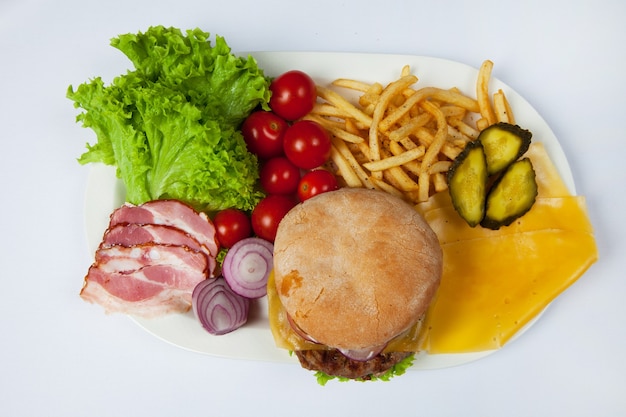 Frischer Burger in Teller mit Gemüse und Pommes Frites Hamburger Zutaten für Hamburger Draufsicht