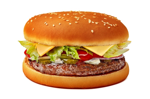 Frischer Burger mit Rindfleischpastete auf weißem Hintergrund