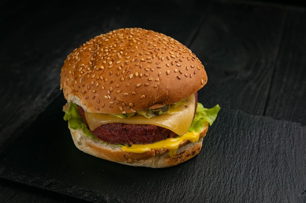 Frischer Burger mit veganem Fleisch und Gemüse, bestreut mit Sesam