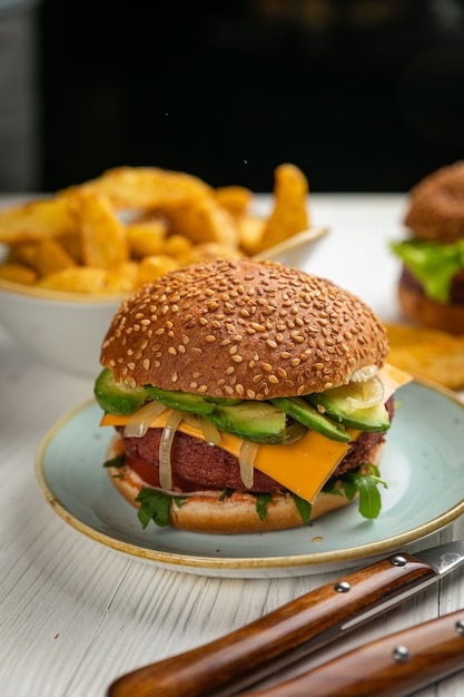 Frischer Burger mit veganem Fleisch und Gemüse, bestreut mit Sesam