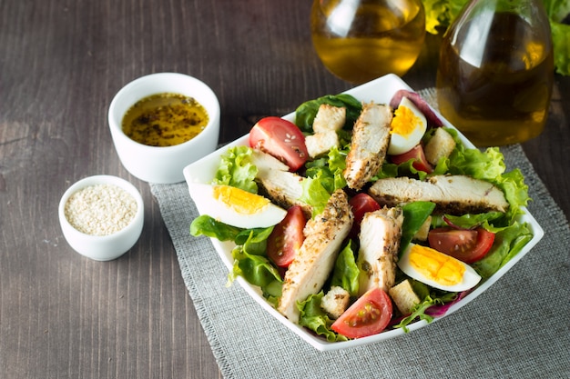 Frischer Caesar-Salat auf hölzernem Hintergrund