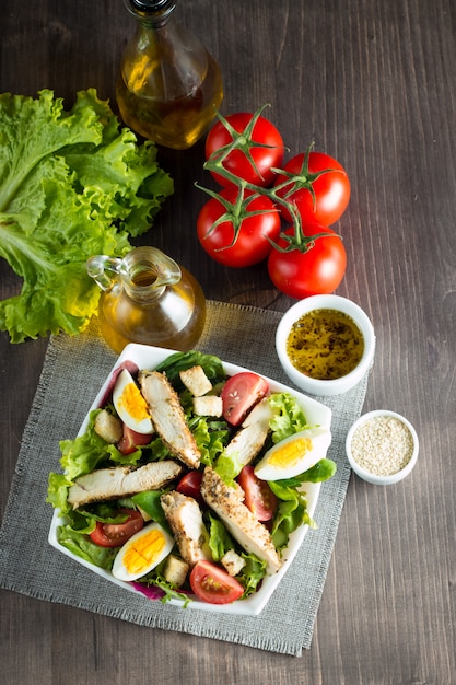 Frischer Caesar-Salat auf hölzernem Hintergrund