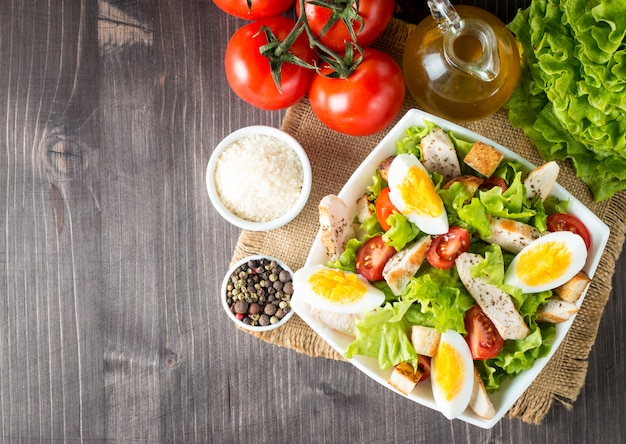 Frischer Caesar-Salat auf hölzernem Hintergrund