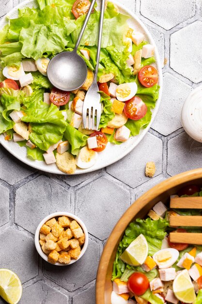 Foto frischer caesar-salat mit hühnchen