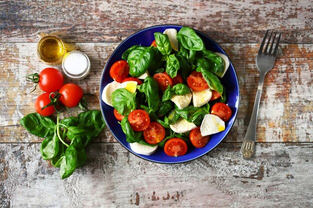 Frischer Caprese-Salat mit Kirschtomaten.