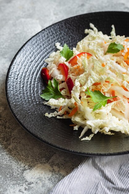 Frischer Chinakohlsalat Gemüse Pfeffer Radieschen Karotten Snack vegan oder vegetarisch