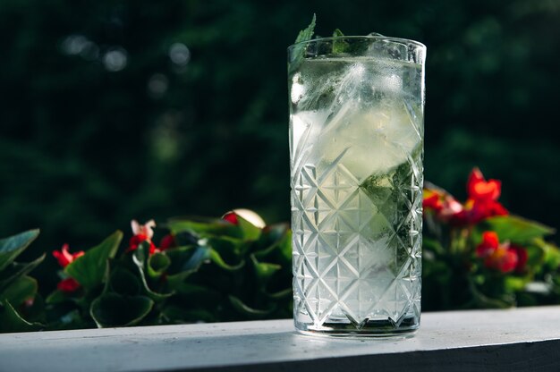 Frischer Cocktail mit Limette und Minze