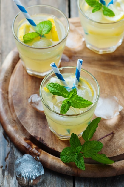 Frischer Cocktail mit Soda, Zitrone und Minze