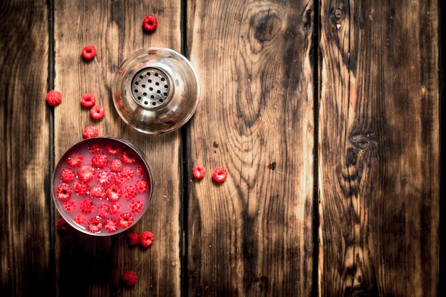 frischer Cocktail von wilden Himbeeren in einem Shaker.