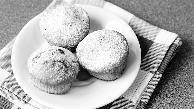 Frischer Cupcake auf dem Tisch zu Hause gebacken. Leckeres Frühstück für die ganze Familie. Hausgemachter Kuchen. ein köstliches Dessert zum Tee.